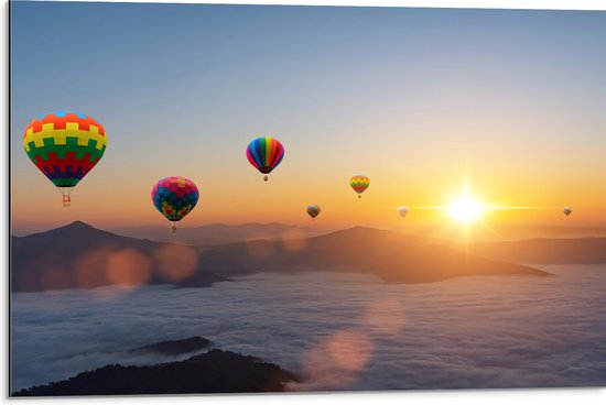 Dibond - Luchtballonnen Zwevend bij Bergtoppen boven het Wolkendek - 75x50 cm Foto op Aluminium (Wanddecoratie van metaal)