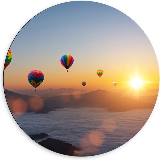 Dibond Muurcirkel - Luchtballonnen Zwevend bij Bergtoppen boven het Wolkendek - 60x60 cm Foto op Aluminium Muurcirkel (met ophangsysteem)