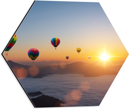 Dibond Hexagon - Luchtballonnen Zwevend bij Bergtoppen boven het Wolkendek - 40x34.8 cm Foto op Hexagon (Met Ophangsysteem)