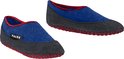 Donkergrijze pantoffels met blauwe voorkant, rode rand en antislip noppen.