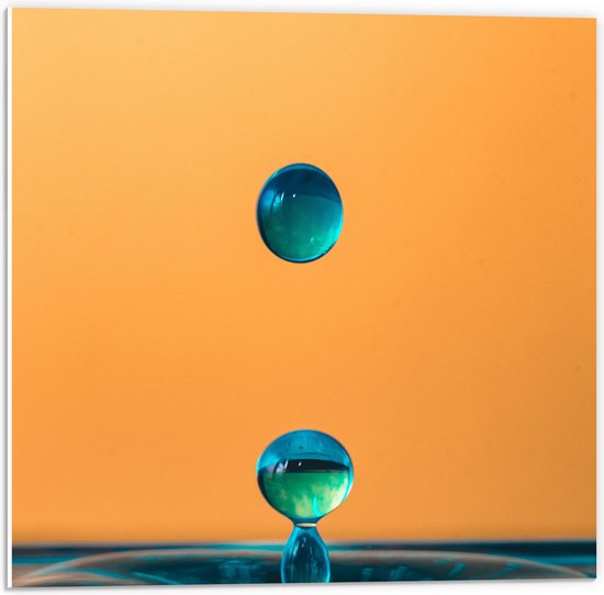PVC Schuimplaat - Blauwe Druppel in Blauw Water tegen Okergele Achtergrond - 50x50 cm Foto op PVC Schuimplaat (Met Ophangsysteem)