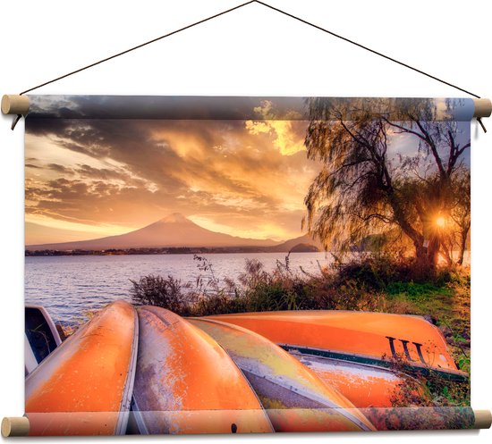 Textielposter - Oranje Kano's op zijn Kop aan het Water tijdens Zonsondergang - 60x40 cm Foto op Textiel