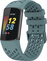 Siliconen Smartwatch bandje - Geschikt voor Fitbit Charge 5 / Fitbit Charge 6 siliconen bandje met gaatjes - grijsblauw - Strap-it Horlogeband / Polsband / Armband
