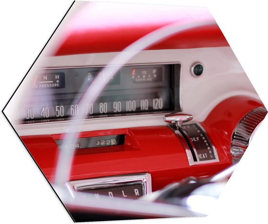 Dibond Hexagon - Radio in Rode Auto bij Wit Stuur - 70x60.9 cm Foto op Hexagon (Met Ophangsysteem)