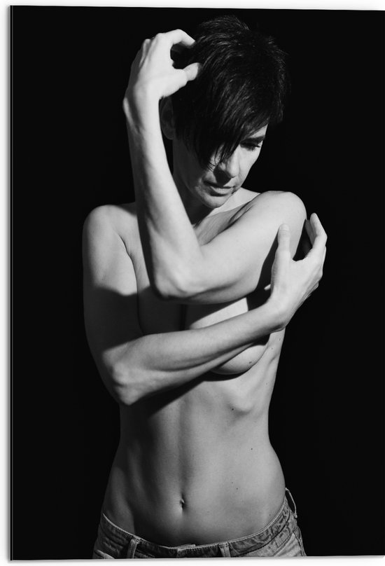 Dibond - Poserende Vrouw in Spijkerbroek (Zwart- wit) - 50x75 cm Foto op Aluminium (Met Ophangsysteem)