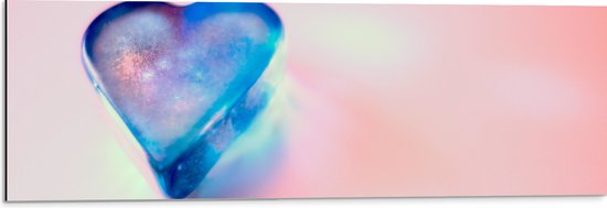 Dibond - Blauw Hartvormig Zeepje tegen Roze Achtergrond - 90x30 cm Foto op Aluminium (Met Ophangsysteem)