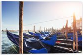 PVC Schuimplaat - Blauwe Gondels op de Zee bij Venetië op Zonnige Dag - 60x40 cm Foto op PVC Schuimplaat (Met Ophangsysteem)