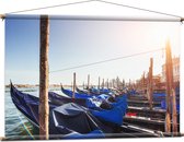 Textielposter - Blauwe Gondels op de Zee bij Venetië op Zonnige Dag - 120x80 cm Foto op Textiel