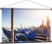 Textielposter - Blauwe Gondels op de Zee bij Venetië op Zonnige Dag - 90x60 cm Foto op Textiel