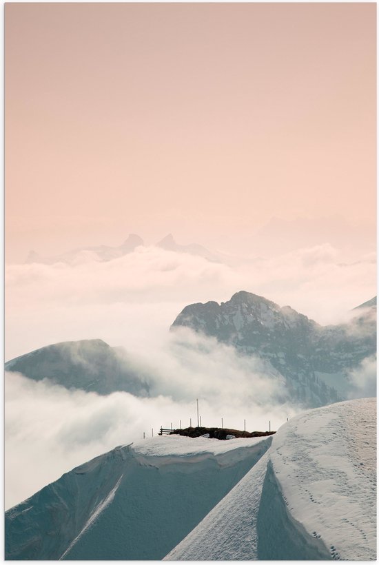 Poster Glanzend – Bergen - Sneeuw - Wolken - Wit - 70x105 cm Foto op Posterpapier met Glanzende Afwerking