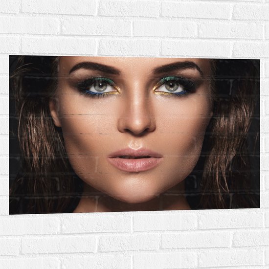Muursticker - Prachtige Vrouw met Natuurlijke Make-up - 90x60 cm Foto op Muursticker