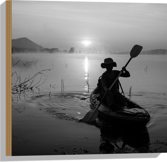 Hout - Man met Hoed in Kano op het Meer (Zwart-wit) - 50x50 cm - 9 mm dik - Foto op Hout (Met Ophangsysteem)
