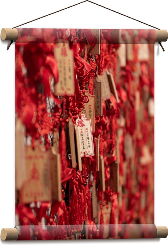Textielposter - Rode Sleutelhangers met Chinese Tekens aan een Muur - 30x40 cm Foto op Textiel