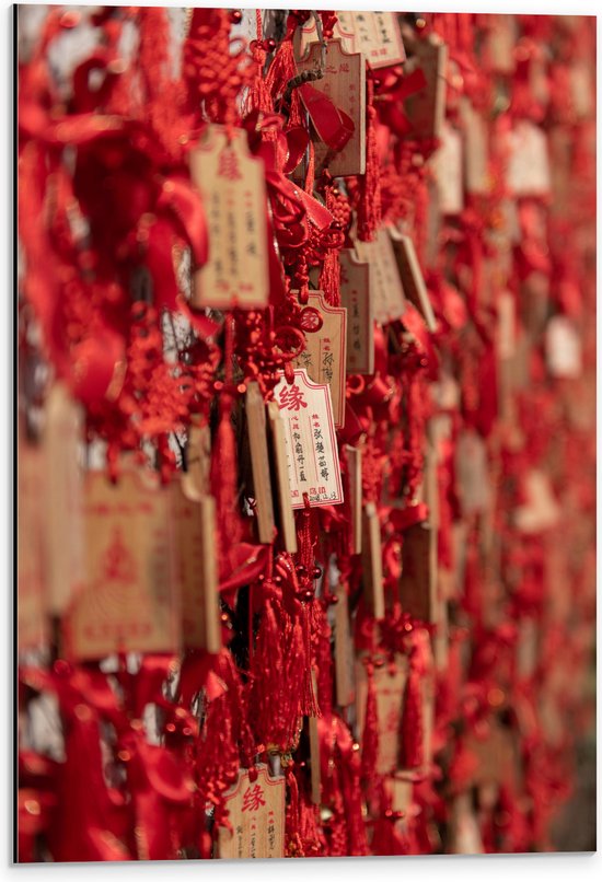 Dibond - Rode Sleutelhangers met Chinese Tekens aan een Muur - 40x60 cm Foto op Aluminium (Wanddecoratie van metaal)