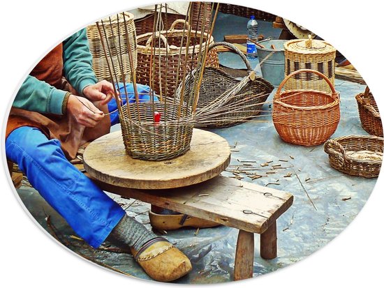 PVC Schuimplaat Ovaal - Traditionele Mandenmaker aan het Werk - 40x30 cm Foto op Ovaal (Met Ophangsysteem)