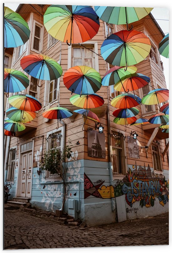 Dibond - Plafond van Kleurrijke Paraplu's in Dorpssystraat - 60x90 cm Foto op Aluminium (Wanddecoratie van metaal)