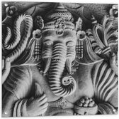 Tuinposter – Stenen Ganesha Beeld met Details van Bloemen - 80x80 cm Foto op Tuinposter (wanddecoratie voor buiten en binnen)