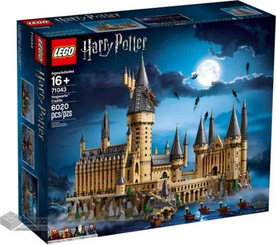 Lego Harry Potter Zweinstein 71043 doos. Toont kasteel in de nacht met volle maan, boten en vliegende tassen. Leeftijd 16+, 6020 stukjes.