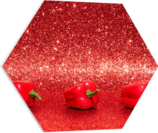 PVC Schuimplaat Hexagon - Paprika's op Rij met Rode Glitter Achtergrond - 60x52.2 cm Foto op Hexagon (Met Ophangsysteem)