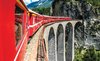 Fotobehang - Vlies Behang - Trein in de Bergen op een Brug - 416 x 254 cm