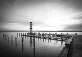 Fotobehang - Vlies Behang - Vuurtoren bij de Pier aan Zee bij Zonsondergang - Zwart-wit - 368 x 254 cm