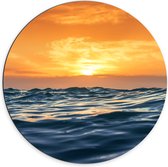 Dibond Muurcirkel - Golvende Golven bij Zonsondergang - 70x70 cm Foto op Aluminium Muurcirkel (met ophangsysteem)