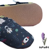 Lavendel Baby Slofjes - Huisslippers - Antislip Zool - Kleurrijk Bedrukt - Zacht Katoenen - Comfortabel - Oekotex Gecertificeerd - Veilig voor Kinderen en Baby's / Astronaut / Maat: 26-27