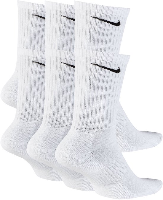 Vijf paar witte Nike sokken met zwarte logo's.