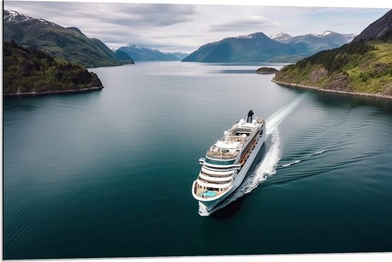 Dibond - Cruiseschip Varend op Meer in Dal van de Bergen - 90x60 cm Foto op Aluminium (Met Ophangsysteem)
