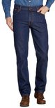 Model draagt een donkerblauwe Wrangler-spijkerbroek met regular fit en bruine leren schoenen.