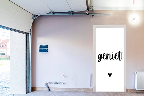 Porte blanche avec le texte noir 'geniet' et un petit cœur, dans un garage.