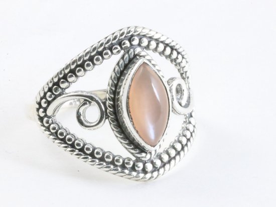 Opengewerkte zilveren ring met perzik maansteen - maat 17.5