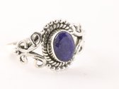 Fijne bewerkte zilveren ring met blauwe saffier - maat 19