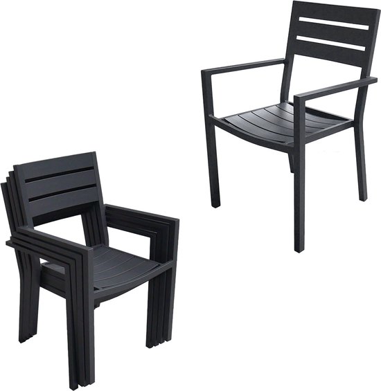 Chaise en aluminium grise, avec à côté une pile de quatre chaises identiques.