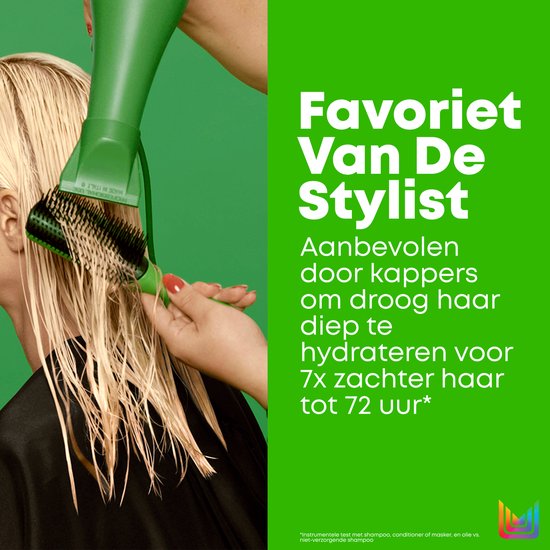 Un styliste souffle de l'eau sur des cheveux blonds avec un sèche-cheveux et une brosse verts. Texte : "Favori du styliste".