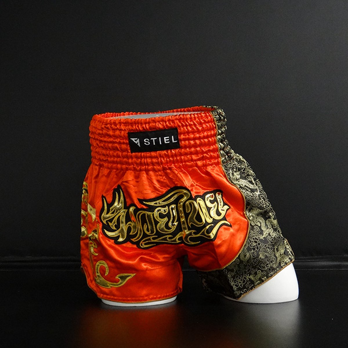 Stiel Muay Thai Short- Broekje - Dragon Rood / Goud (Beschikbaar in verschillende maten)