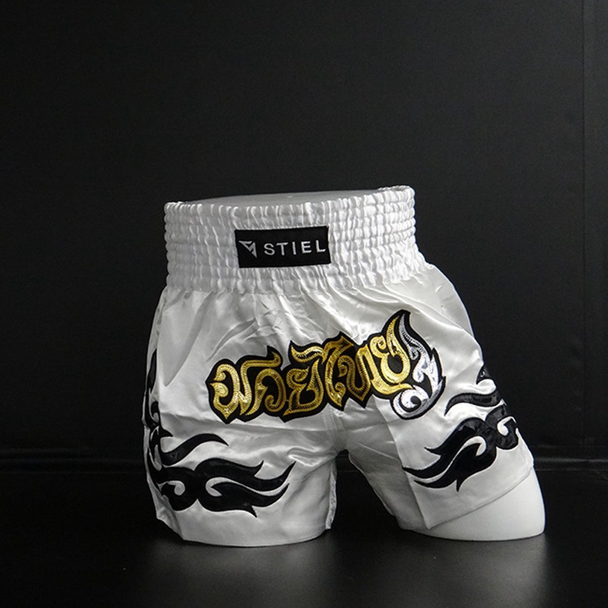 Stiel Muay Thai Short- Broekje - Wit / Goud / Zilver (Beschikbaar in verschillende maten)