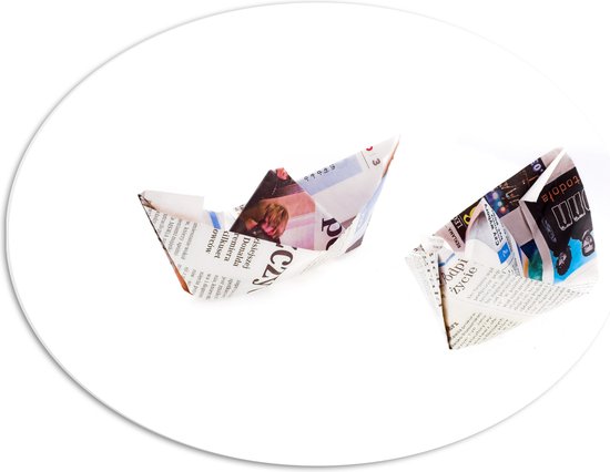 PVC Schuimplaat Ovaal - Van Kranten Gevouwen Papieren Bootjes tegen Witte Achtergrond - 68x51 cm Foto op Ovaal (Met Ophangsysteem)