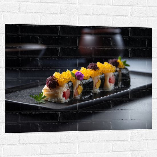 Muursticker - Sushi Rol op Zwart Stenen Plateau - 100x75 cm Foto op Muursticker