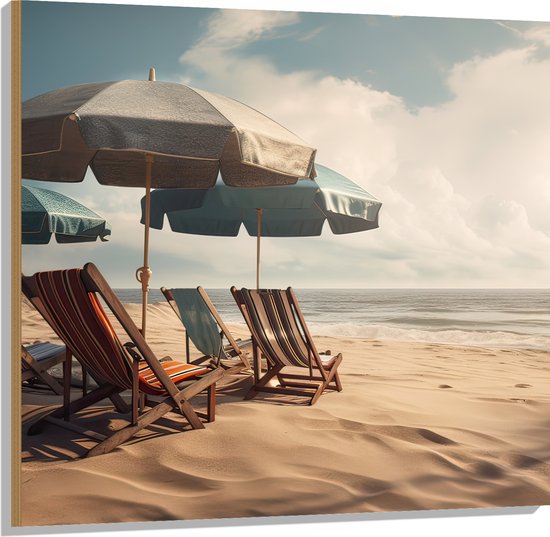 Hout - Strandstoelen en Parasols op het Strand op Bewolkte Dag - 100x100 cm - 9 mm dik - Foto op Hout (Met Ophangsysteem)