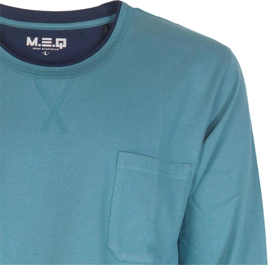 Close-up van een petrolblauwe pyjamatop met borstzakje en de kraag met het MEQ-logo.