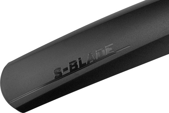 Close-up van de tekst "S-BLADE" op een zwart fietsspatbord.