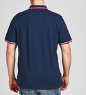 Achterkant van een donkerblauwe polo met rood-wit gestreepte kraag en mouwboorden. Man draagt jeans.
