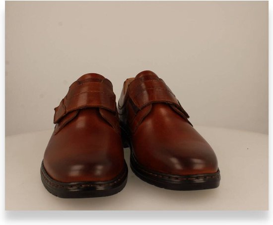 Een paar cognac leren schoenen met klittenbandsluiting, van voren gezien.