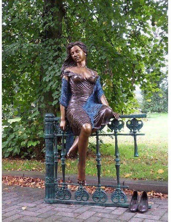 Tuinbeeld - bronzen beeld - Vrouw zittend op hek - 170 cm hoog