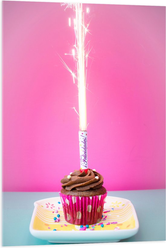 Acrylglas - Verjaardagscupcake met Chocolade Topping en Fontein - 70x105 cm Foto op Acrylglas (Wanddecoratie op Acrylaat)