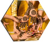 Dibond Hexagon - Handen Versierd met Indische Henna Kunst - 30x26.1 cm Foto op Hexagon (Met Ophangsysteem)