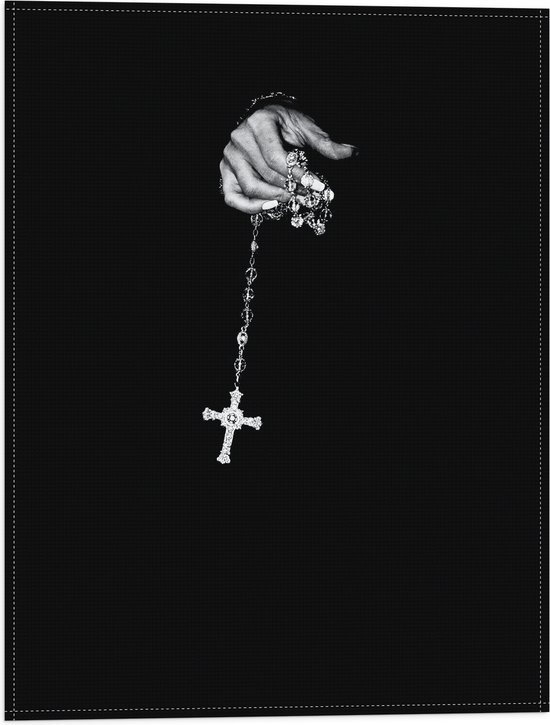 Vlag - Kruis aan Zilveren Ketting in Hand tegen Zwarte Achtergrond - 30x40 cm Foto op Polyester Vlag