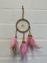 Dromenvanger met veren - Beige + roze veren - Dreamcatcher with feathers- Dia 8 cm x lengte 32 cm - Woonaccessoires