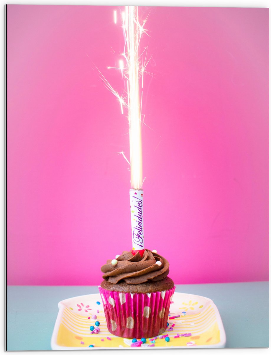Dibond - Verjaardagscupcake met Chocolade Topping en Fontein - 60x80 cm Foto op Aluminium